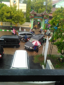Foto dok. Istiqomah Samburi (Banjir di Jl. Dr. Wahidin Batang)