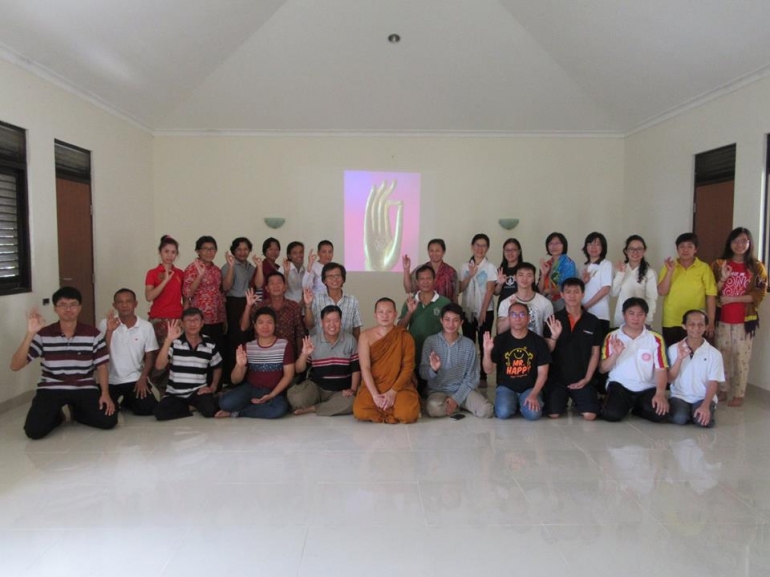 Foto Bersama Guru Pembimbing dan Peserta dalam Acara Retret Meditasi di Kawasan Gunung Geulis, Bogor/ dokumentasi pribadi