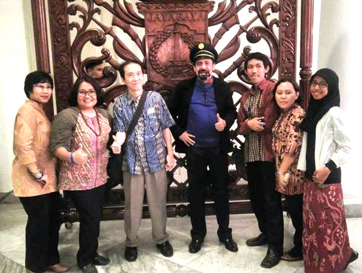 Kapten Haddock berfoto bersama sahabat-sahabatnya di Balai Kota DKI Jakarta. (Foto: Dhewy Trisna)