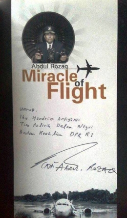 Buku Miracle of Flight yang ditandatangani Captain Abdul Rozaq