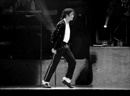 Gerakan Slide. Sumber gambar : http://www.folomojo.com/remembering-the-king-of-pop-10-signature-michael-jackson-dance-moves-that-always-dazzled-you/