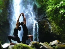 Contoh posisi yoga dengan latar belakang air terjun (foto koleksi Javana Spa)