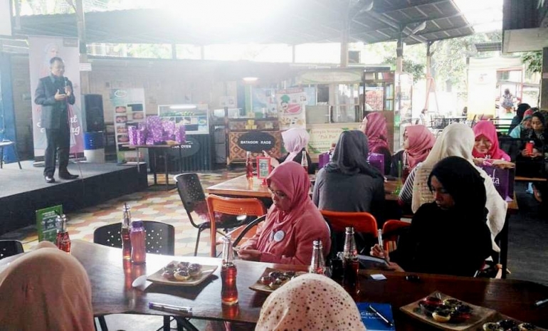 para blogger menyimak dengan serius paparan Kang Asep Wahyudi