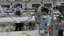 Pekerja sedang memotong pola di salah satu pabrik Garmen Tangerang, Banten (Sumber: liputan6.com)