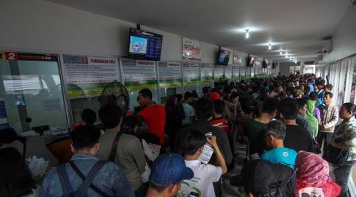 Jakarta--Terlihat beberapa calon penumpang kereta api mulai memadati area ruang check-in tiket Stasiun Pasar Senen pada (16/9) Jumat malam.
