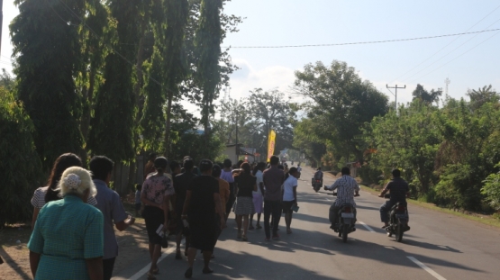 Jemaat yang baru pulang kebaktian pagi minggu itu (dok.Pribadi)