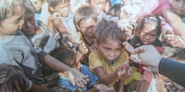 Anak-anak manusia perahu berebut permen di tempat penampungan, lapangan Bulalung, Tanjung Batu, Berau, Kalimantan Timur (25/11/2014) - Foto: Kompas.com/Fabian Januarius Kuwado