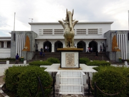 Museum Mulawarwan dengan Patung Lembu Swana di bagian depan (Foto:Koleksi Pribadi)