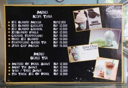 Sebagian menu minuman yang tersedia di Deaf Cafe & Car Wash Cinere. (Foto: Gapey Sandy)