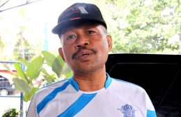 Salah seorang pelanggan warga Mampang - Depok, Achmad Bisri N memberi apresiasi dan berharap agar terus berkembang usaha socioentrepreneurship ini. (Foto: Gapey Sandy)