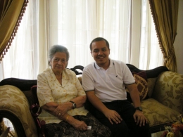 Alm. Ibu Nasution bersama saya (dokumen pribadi)
