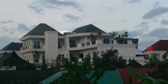 KOMPAS.COM/KIKI ANDI PATI Rumah lantai 3 milik gubernur Sultra, Nur Alam berdiri kokoh di atas tanah seluas 1 hektar.
