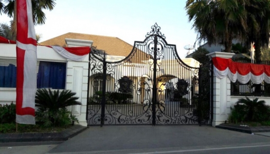 Rumah Gubernur Sulawesi Tenggara, Nur Alam, di seputaran Jalan Ahmad Yani, kelu Anaiwoi Kecamatan Kadia, 23 Agustus 2016. KPK menggrebek rumah bergaya mediterania ini. TEMPO/Rosniawati Fikri