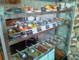 Selain lauk pauk, Rumah Makan Roa juga menawarkan aneka jajanan khas Manado