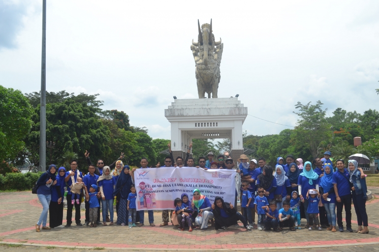 Anggota tim Family Gathering berfose depan patung Lembu Swana (Foto:Rukiah)