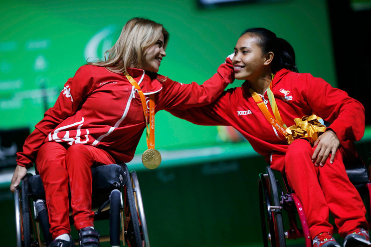 Paralimpian Indonesia yang merebut medali perunggu cabang angkat berat Ni Nengah Widiasih (kiri) bersalaman dengan Nazmiye Muratli asal Turki yang mendapat medali emas Paralimpiade Rio 2016/ Reuters / Ueslei Marcelino.