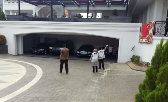 Salah satu sisi rumah pribadi Nur Alam saat digeledah KPK (fajaronline.com)