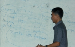 Penjelasan tentang pembuatan skript (naskah) berdasarkan kaedah jurnalistik. foto dok. Yayasan Palung