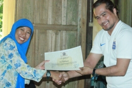 Penyerahan sertifikat bagi peserta pelatihan radio. Foto dok. Yayasan Palung
