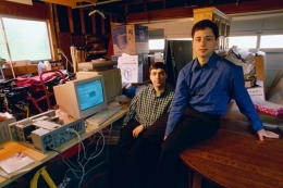 Sergey dan Brin Saat Pengembangan Google (pic: astrumpeople.com) 