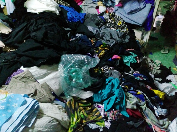 Tumpukan bahan baku tergeletak di lantai (foto: dok pri)