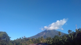 Gunung Ebolobo yang selalu mengeluarkan asap (dok.Pribadi)