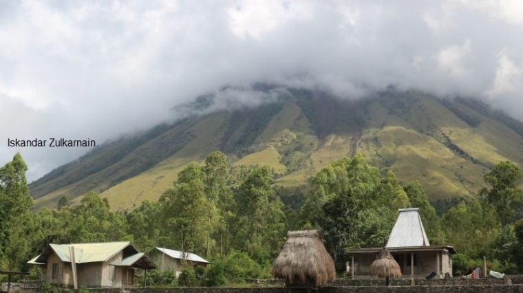 Gunung Inerie yang Puncaknya tertutup Awan (dok.Pribadi)