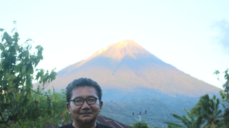 Penulis dengan latar belakang Gunung Inerie (dok. Pribadi)