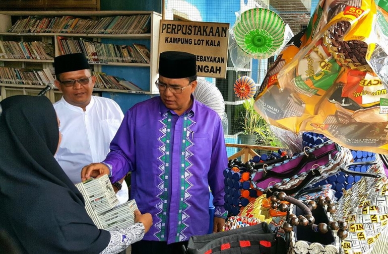 Gambar 3, Bupati Aceh Tengah, Ir. H. Nasaruddin, MM, antusias melihat hasil kerajinan berbahan dasar sampah di desa Lot Kala (Doc. FMT)