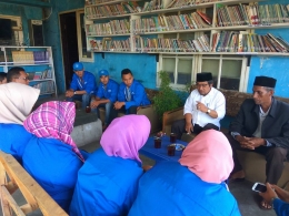 Gambar 2, Kunjungan Mahasiswa Unsyiah Banda Aceh ke bank sampah desa Lot Kala (Doc. FMT)