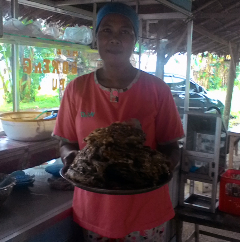 Hasmi Upik memperlihatkan goreng puyu masakan spesifiknya. (DOK. PRIBADI)