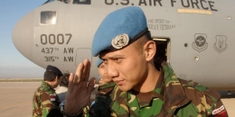 Agus Harimurti Yudhoyono saat baru tiba di bandara Beirut, Libanon, Jumat (10/11/2006). Putra Susilo Bambang Yudhoyono ini bergabung dengan pasukan penjaga perdamaian PBB. (AP Photo/MAHMOUD TAWIL)