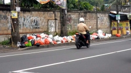 Sampah dibuang sembarangan di pinggir Jalan Ciputat Raya, seberang pasar swalayan Tip Top. (Foto: Gapey Sandy)