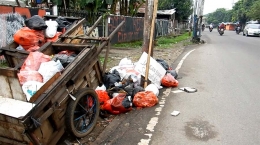 Sampah yang dibuang di pinggir Jalan Aria Putra, Ciputat, Tangsel. Meski sudah ada papan larangan membuang sampah di lokasi ini, sampah terus bertumpuk setiap hari. (Foto: Gapey Sandy)