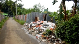 Sampah dibuang sembarangan di pinggir jalan di kawasan Pamulang, Tangsel. (Foto: Gapey Sandy)