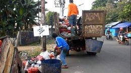 Sampah yang dibuang di pinggir Jalan Aria Putra, Ciputat, Tangsel. Setiap hari dibersihkan, tapi tak berapa lama kemudian bertumpuk lagi sampah-sampah tersebut. (Foto: Gapey Sandy)