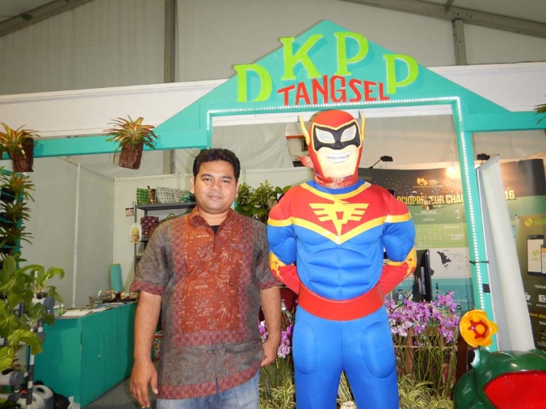 Syahrul Hidayatullah, pelaksana Kebersihan di DKPP Kota Tangsel bersama super hero Pelitas. (Foto: Gapey Sandy)