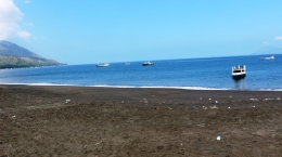 1. Pantai Ende, beberapa kapal kecil di perairan laut Flores (dok.Pribadi)