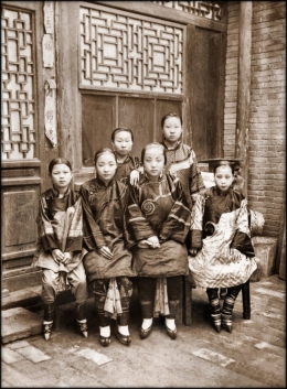 Foto gadis Tionghoa tingkatan atas dengan kaki balutan ditahun 1901. (gambar Ren Parison)