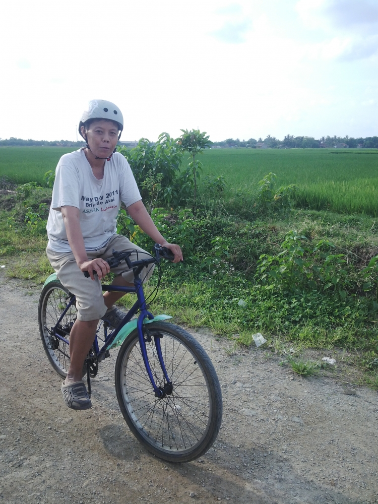 Bergowes ria dengan sepeda kesayangan, menikmati areal persawahan di pinggiran kota Cikarang(dokpri)