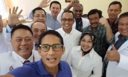 3 pasangan calon gubernur DKI Jakarta selfie di RSAL Mintohardjo. (Kininews/IG) Sumber: http://regional.kini.co.id/2016/09/24/2053/tiga-paslon-cagub-cawagub-kompak-selfi-menjelang-tes-kesehatan Follow Twitter @KiniOnline dan FB http://fb.com/KiniOnline