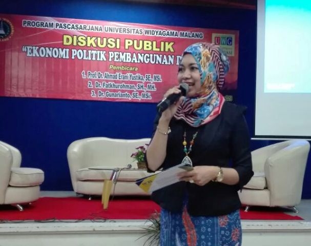 Moderator Dr. Ana Sopanah, sedang memadu acara (Koleksi Pribadi)