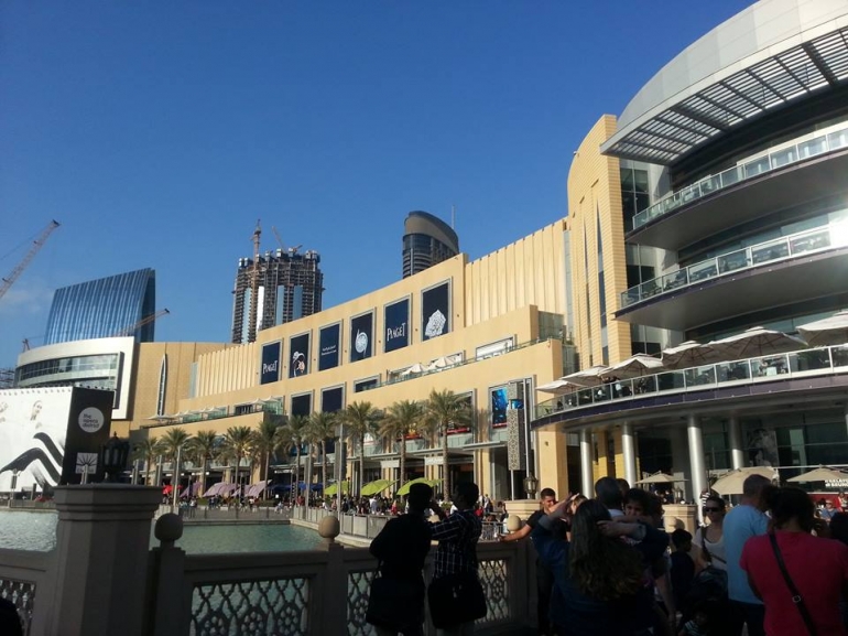 Dubai Mall dari area luar view melihat Burj Khalifa Dok.Djiwenk