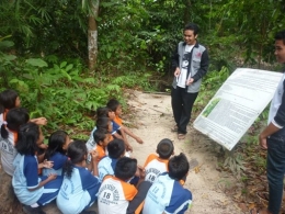 Fieldtrip-SD-Begasing di hutan belakang kantor Yayasan Palung. Foto dok. Yayasan Palung