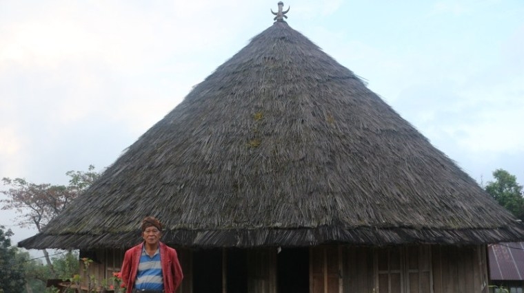 Kepala Suku Ruteng Pu’u, Lambertus Dapur di depan Rumah Tambor. Perhatikan Kepala Kerbau pada ujung atap rumah (dok.Pribadi)