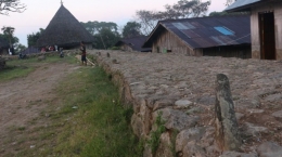 Batun Ndotuk, pada jalan like, dimaksudkan untuk mengikatkan Kuda atau Kerbau. (dok.Pribadi)