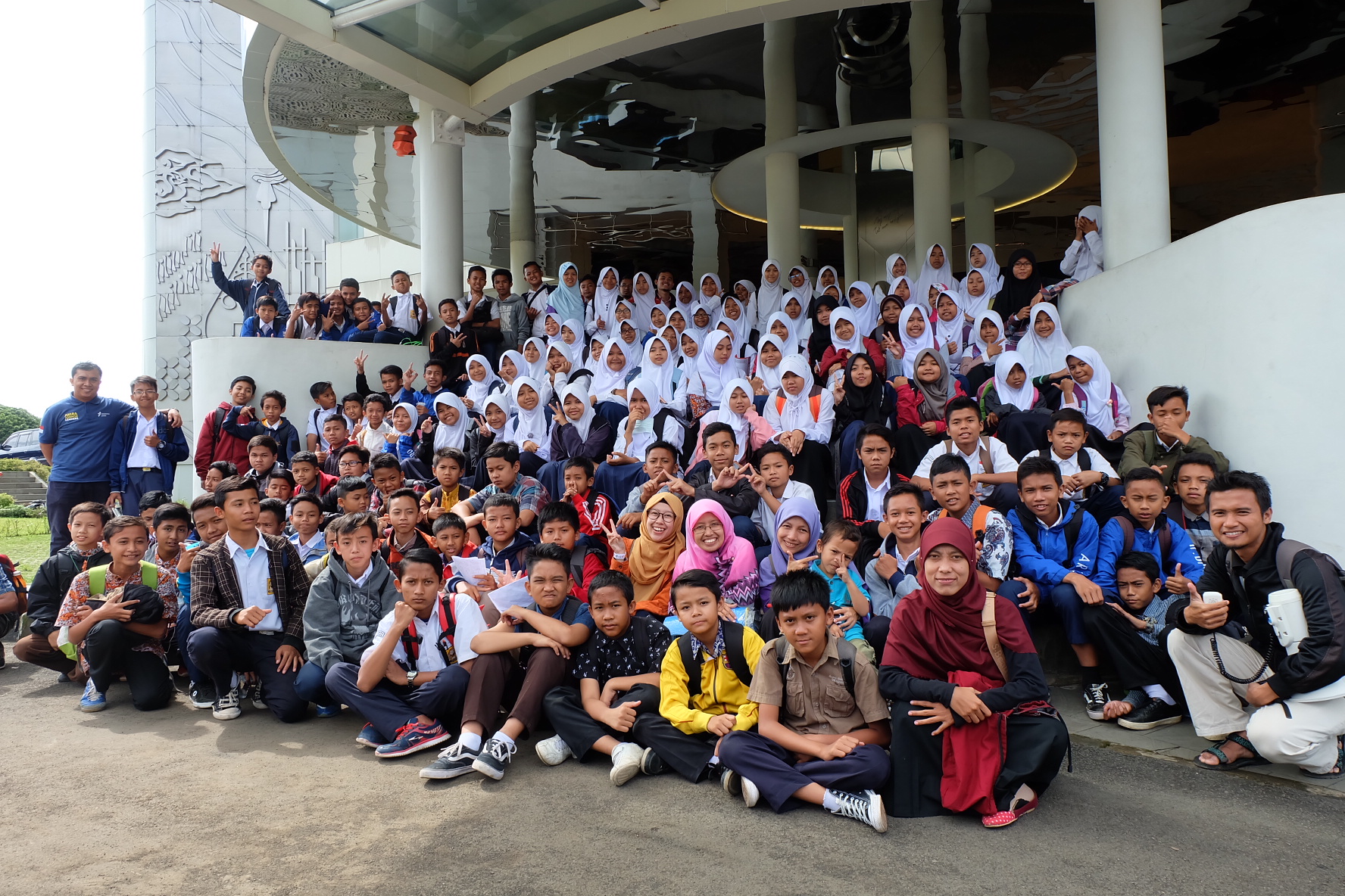 Setelah mengunjungi Museum Pendidikan Nasional Universitas Pendidikan Indonesia, siswa bersama guru berfoto bersama di depan Museum.