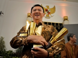 Gubernu DKI Jakarta, Ahok ketika menerima penghargaan dari Bappenas. Sumber : Hello-Pet