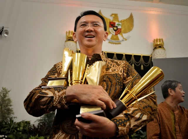 Gubernu DKI Jakarta, Ahok ketika menerima penghargaan dari Bappenas. Sumber : Hello-Pet