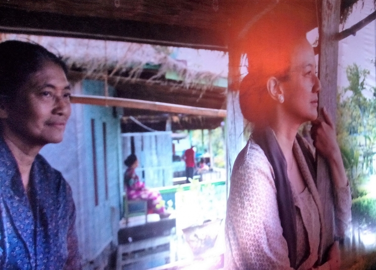 Athirah, diperankan oleh Cut Mini, dalam film digambarkan sebagai wanita tegar meskipun dimadu oleh suami. (foto: Dokumentasi Pribadi)